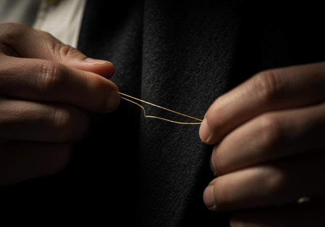 Dettaglio cucitura a mano su una giacca di lana pregiata