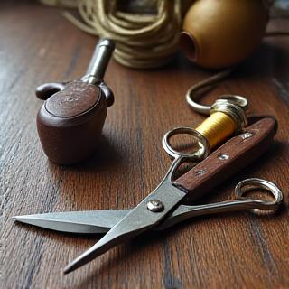 Filo da cucito e aghi su un banco da lavoro sartoriale