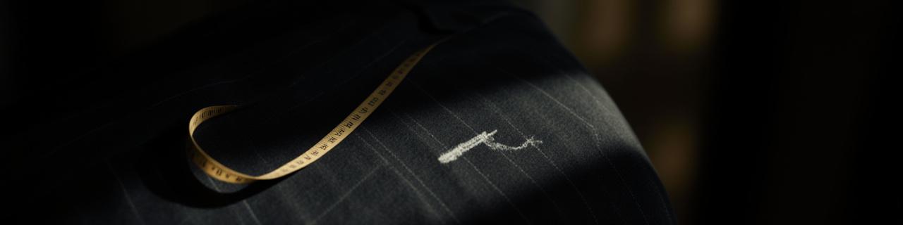 Dettagli sartoriali su tessuto scuro